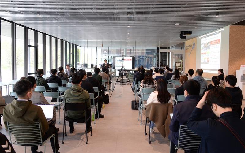 画像　立命館大学　「Microsoft Base Ritsumeikan」