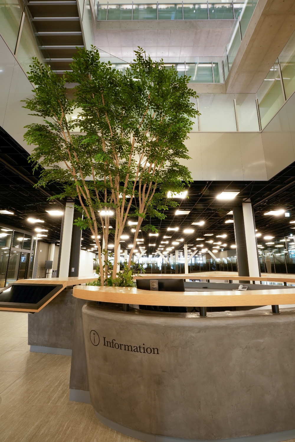 画像　青山学院大学マクレイ記念館　1階総合受付（情報学習フロア）