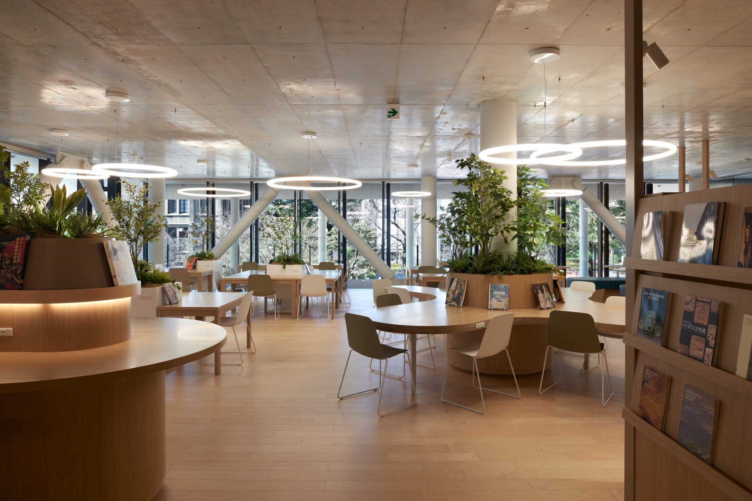 画像　青山学院大学マクレイ記念館　ラーニングコモンズ