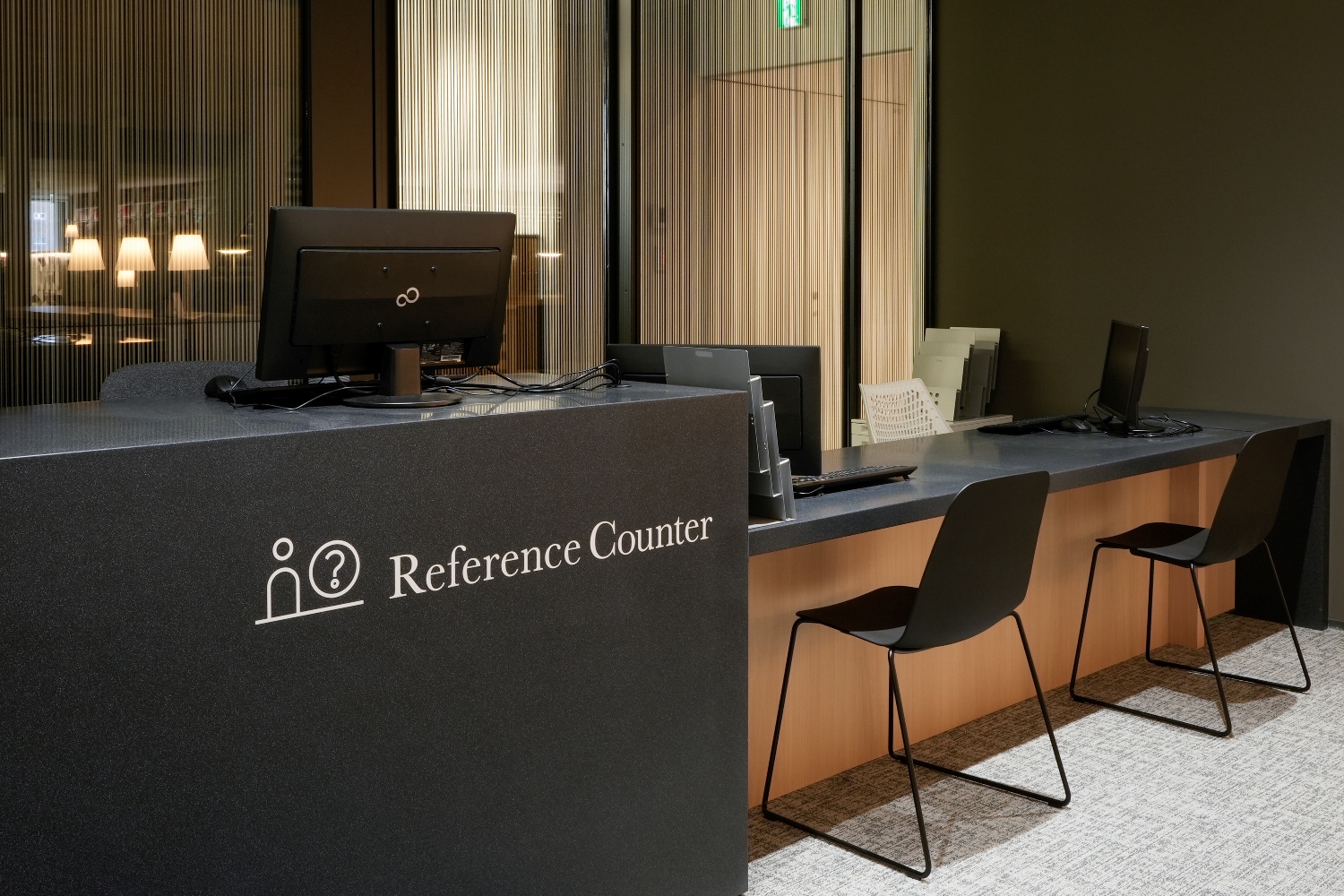 画像　青山学院大学マクレイ記念館　レファレンスカウンター