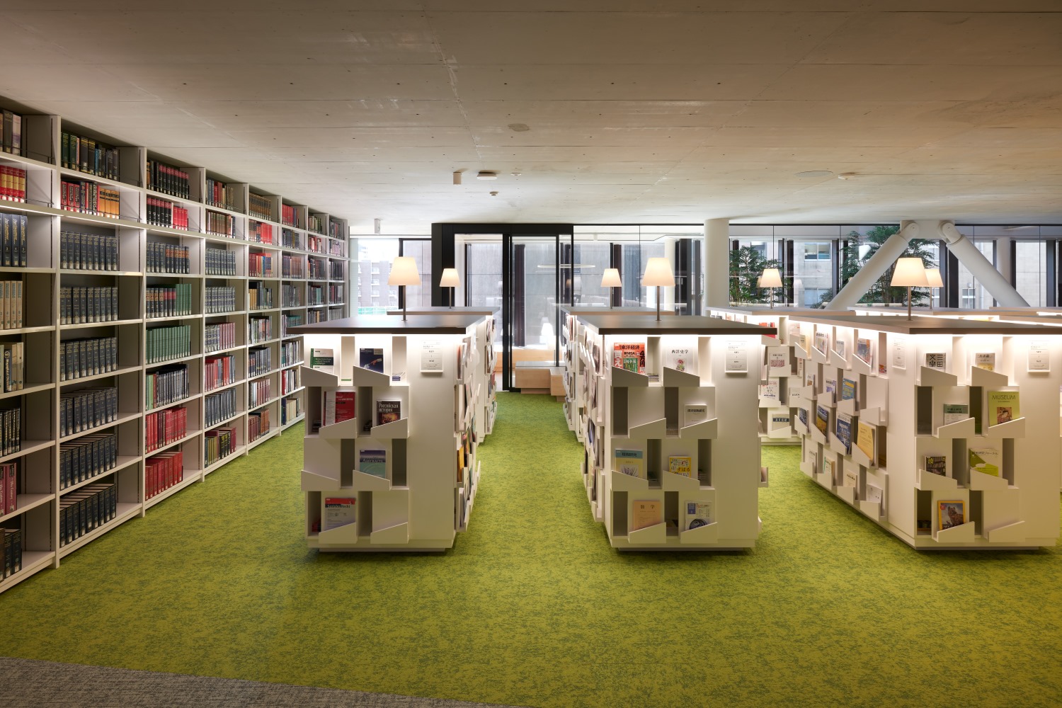 画像　青山学院大学マクレイ記念館　雑誌コーナー