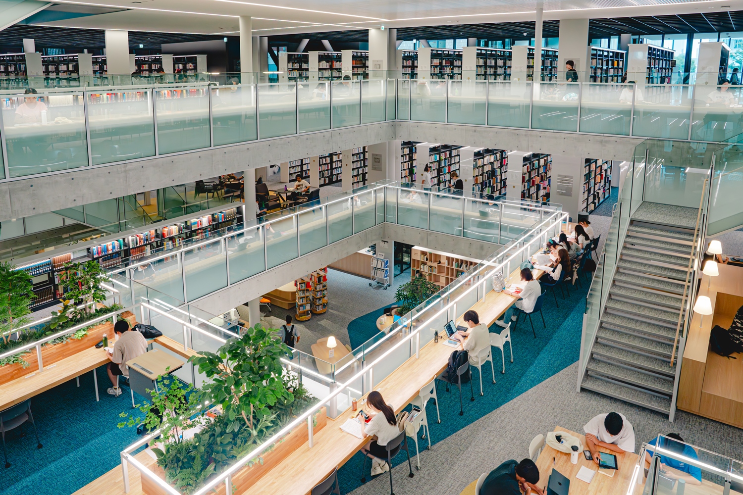 画像　青山学院大学マクレイ記念館　中央部吹き抜け