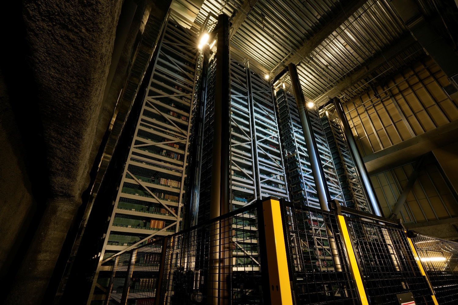 画像　青山学院大学マクレイ記念館　自動書庫