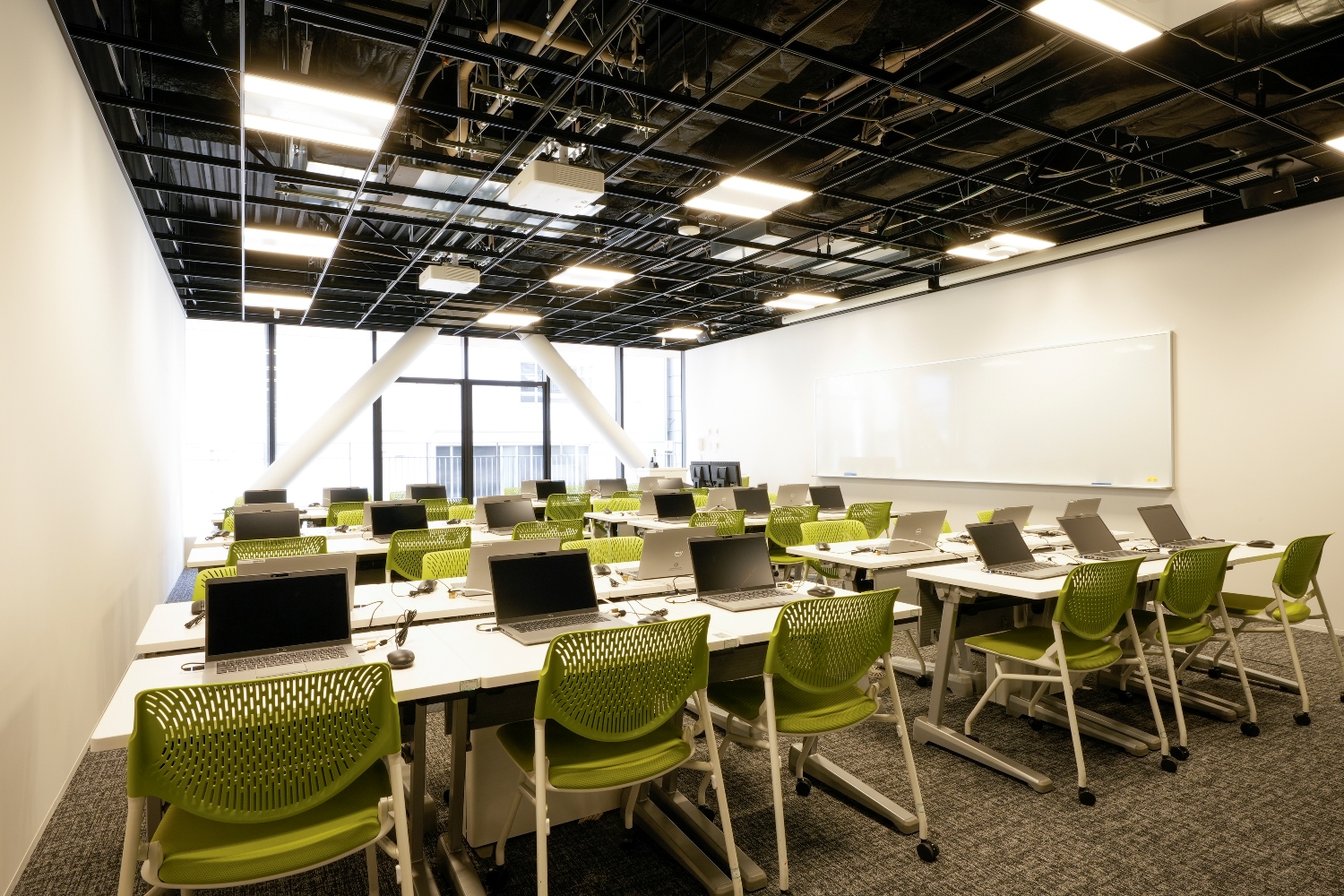 画像　青山学院大学マクレイ記念館　1階情報学習フロア