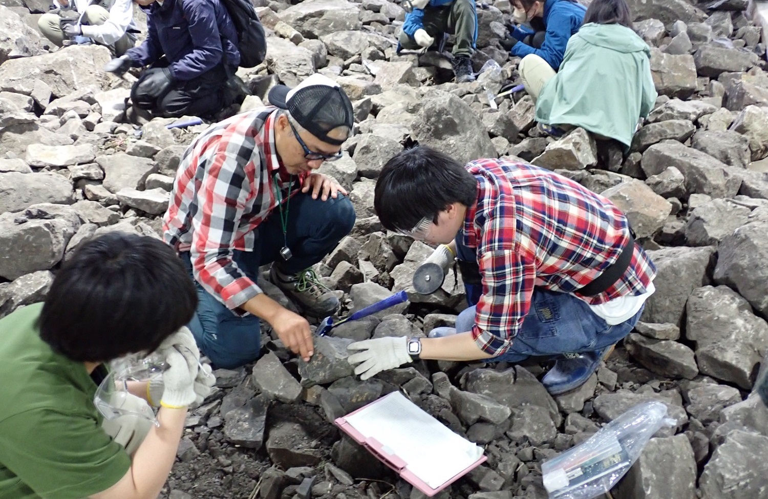 画像　福井県立大学　恐竜学部の科目「地球科学フィールド実習」の様子