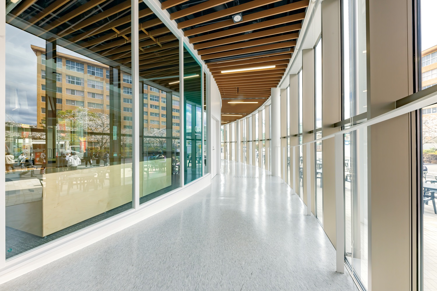 画像　岡山商科大学 ／11号館 回廊