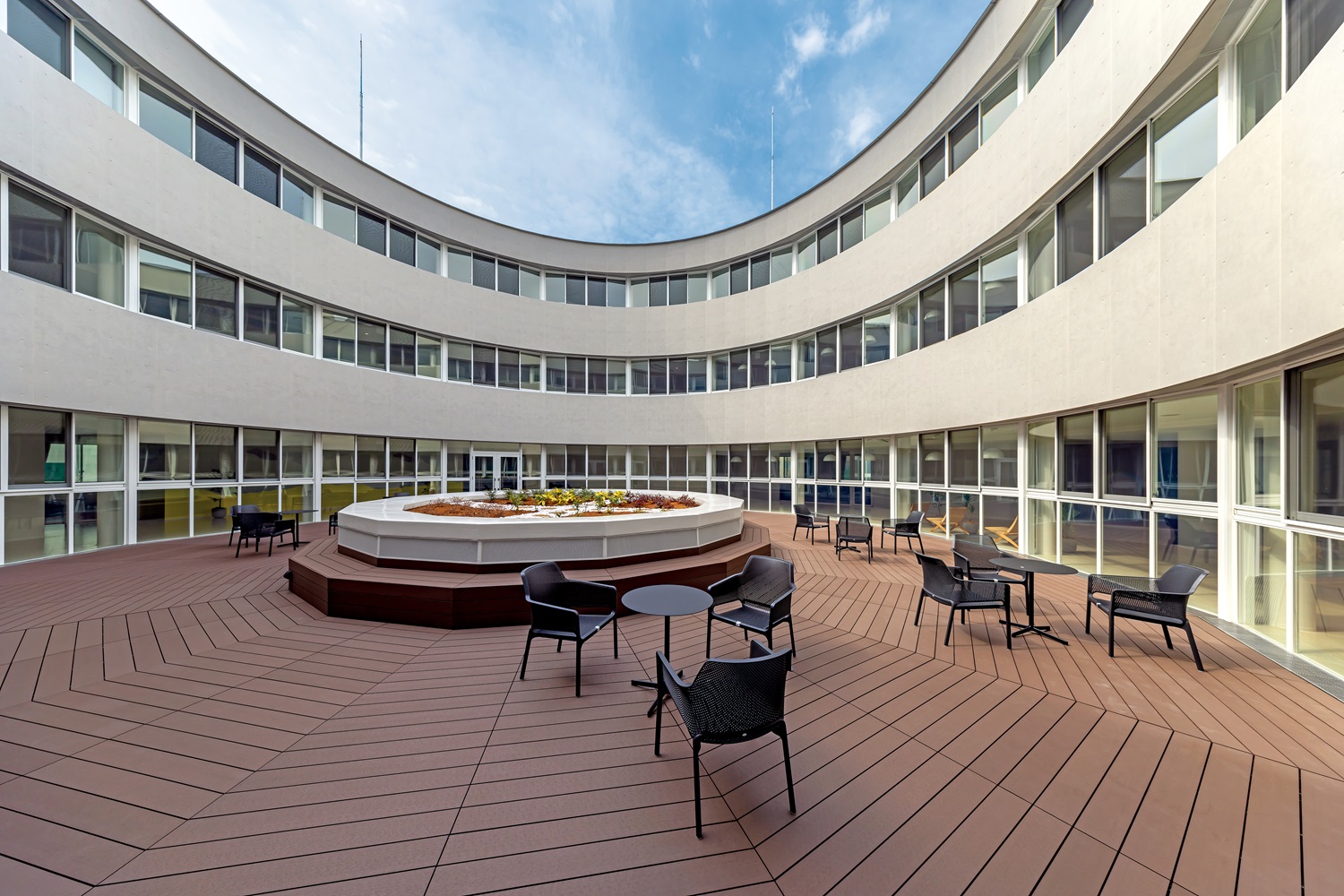 画像　岡山商科大学 ／11号館 中庭空間