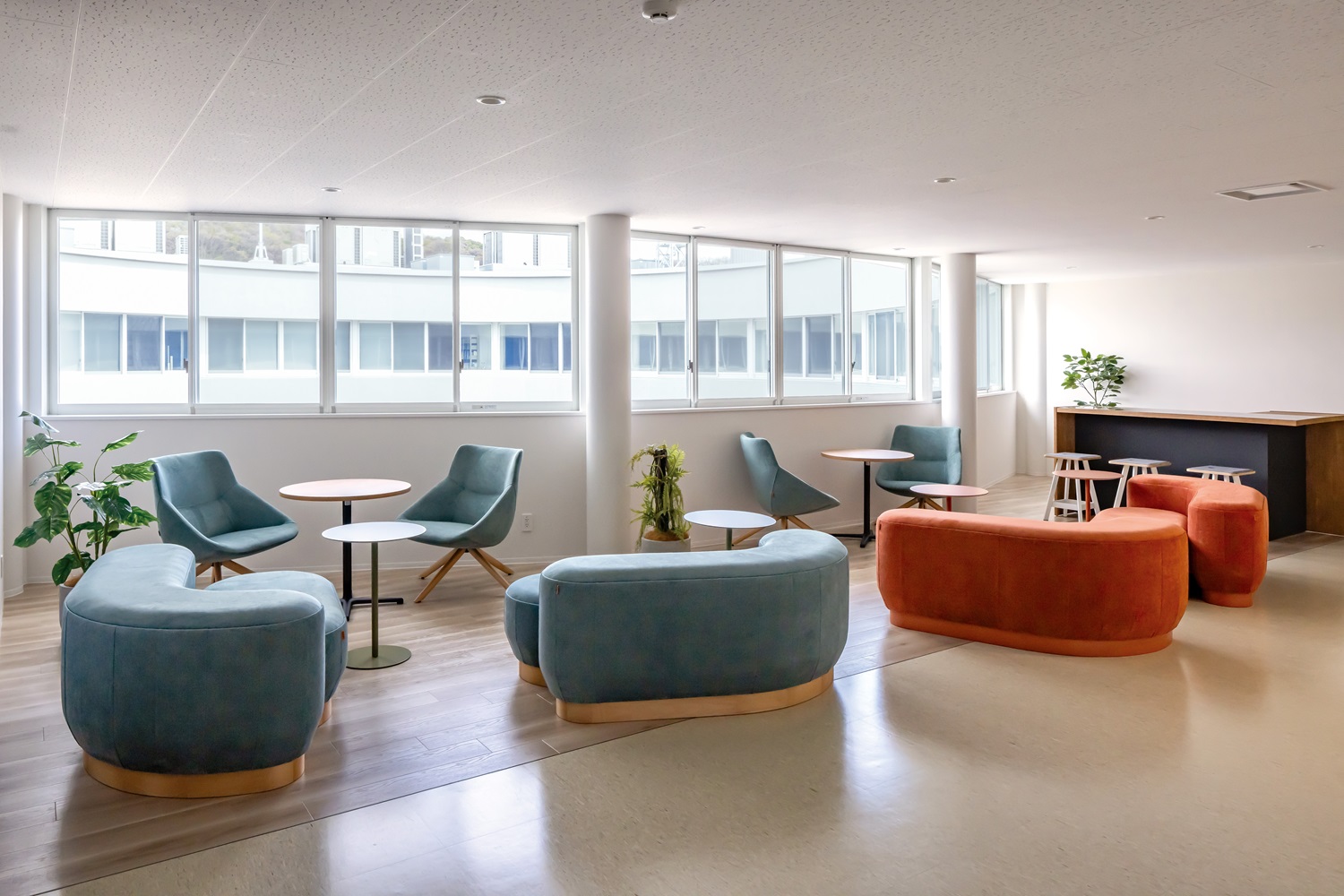 画像　岡山商科大学 ／11号館 ラウンジ