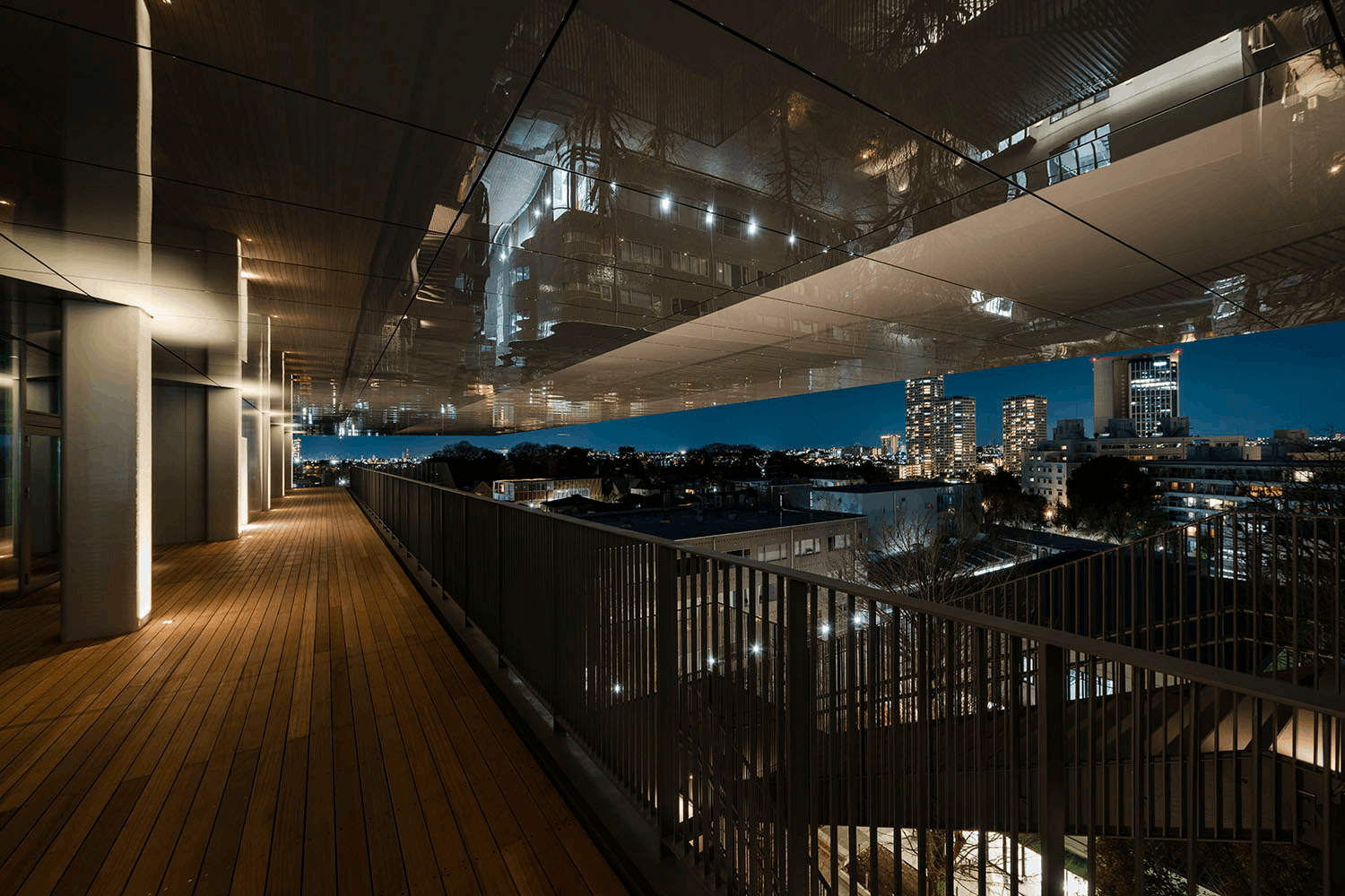 画像：多摩美術大学 上野毛キャンパス 本部棟5F夜景／本部棟の5階テラスから。昼とは異なる夜景を楽しむことも。