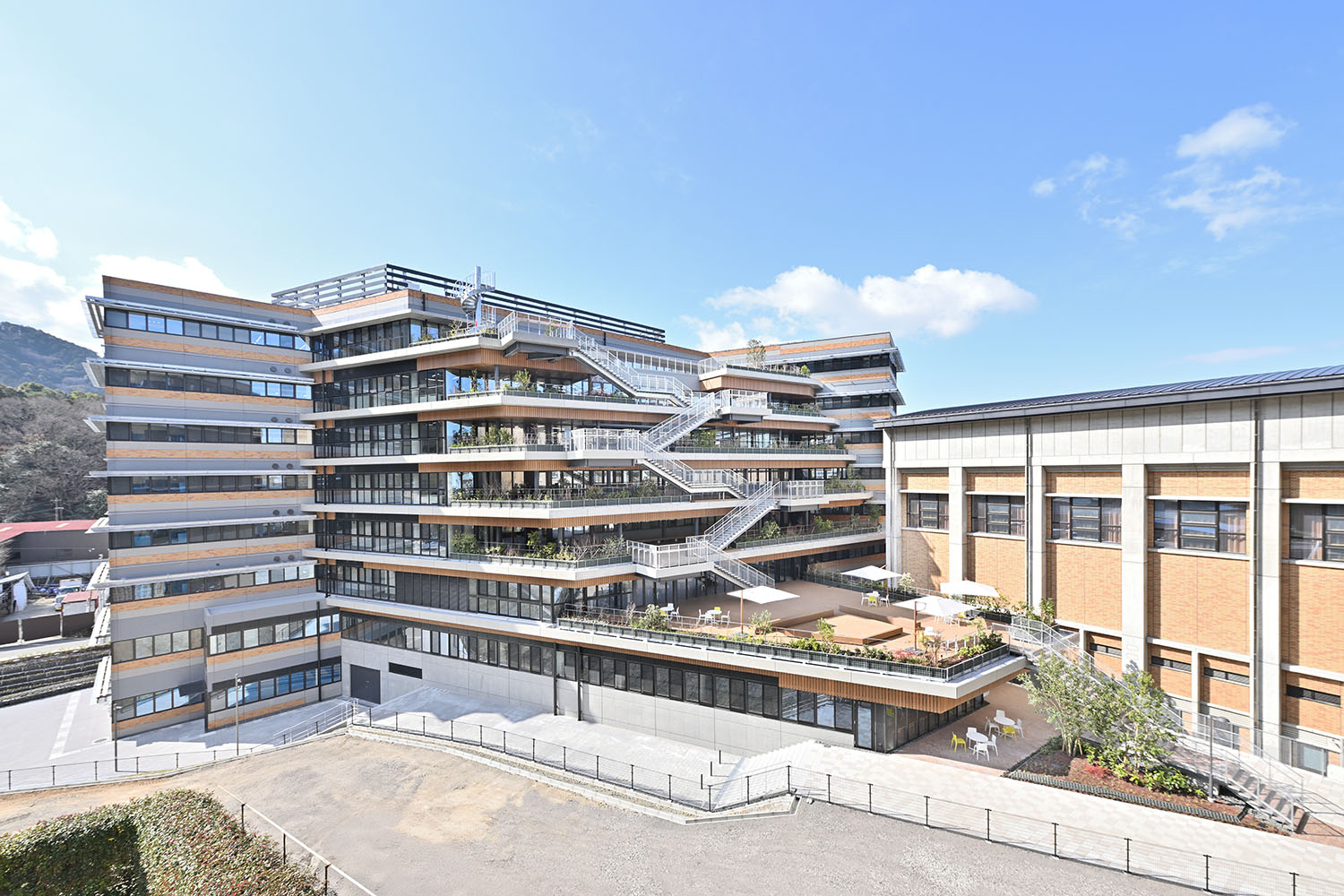 画像:京都橘大学/アカデミックテラス 自然と調和し、多様な交流を生み出すオープンイノベーション拠点「アカデミックテラス」