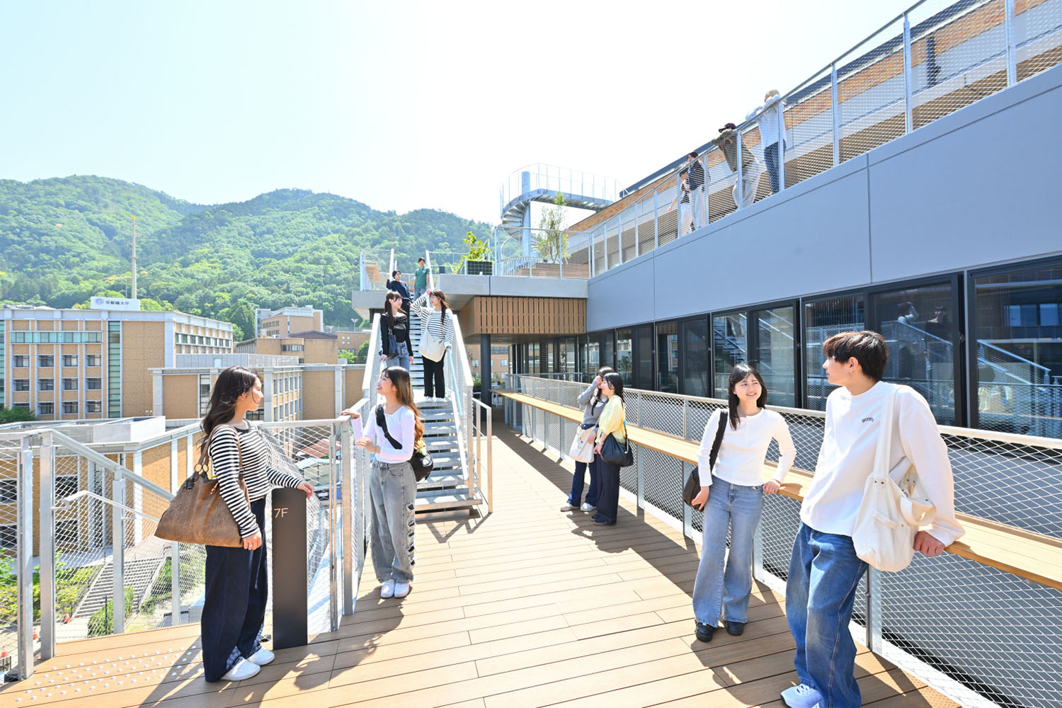画像:京都橘大学/アカデミックテラス 屋内・半屋外・屋外がゆるやかにつながる交流空間。活動や気分に応じて、自由に過ごせる。