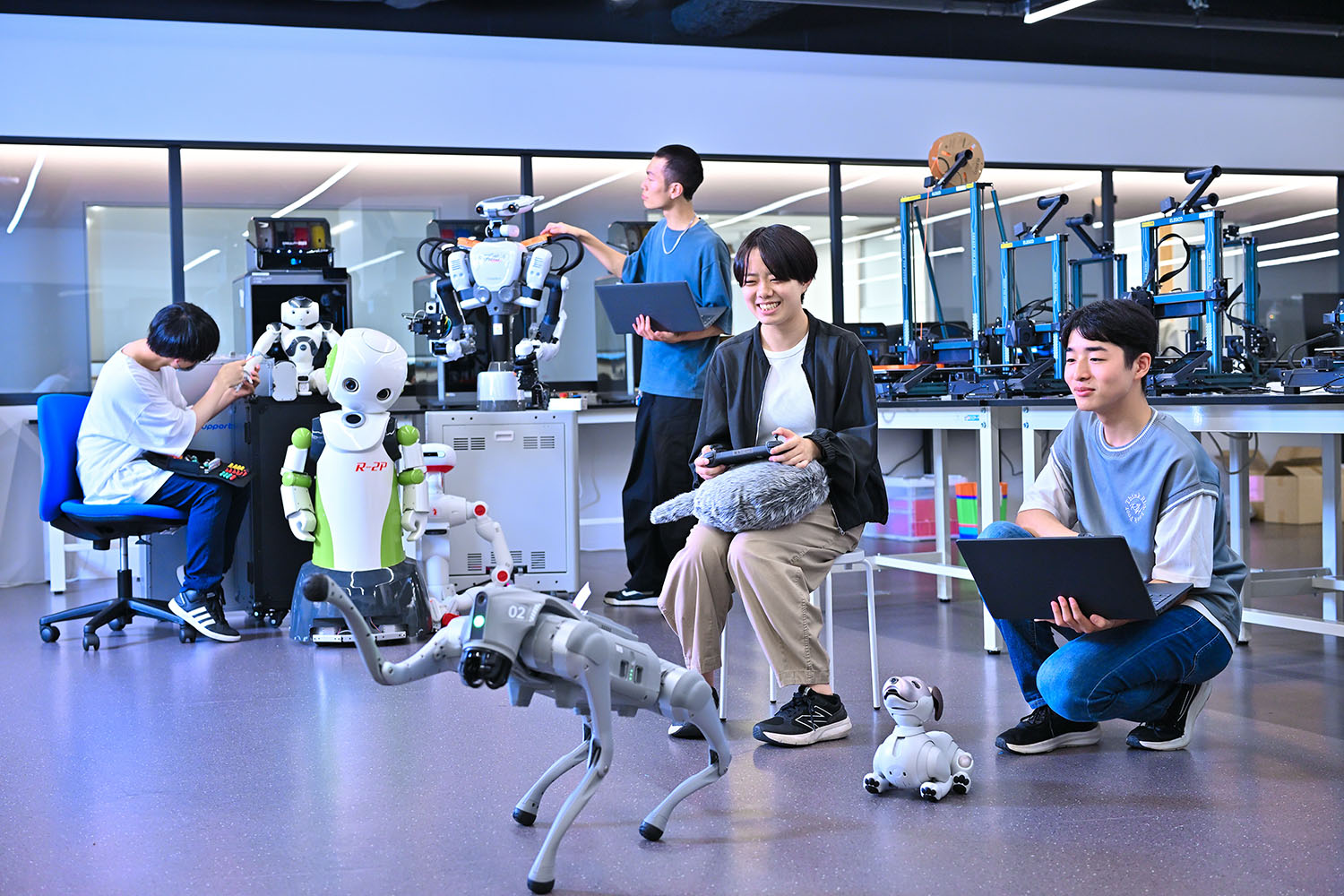 画像:京都橘大学/アカデミックテラス 1F「The Factory(機械工作室)」では、様々な工作機械を備え、加工・製作からロボットの動作検証まで一貫して行える実践的なものづくり空間。
