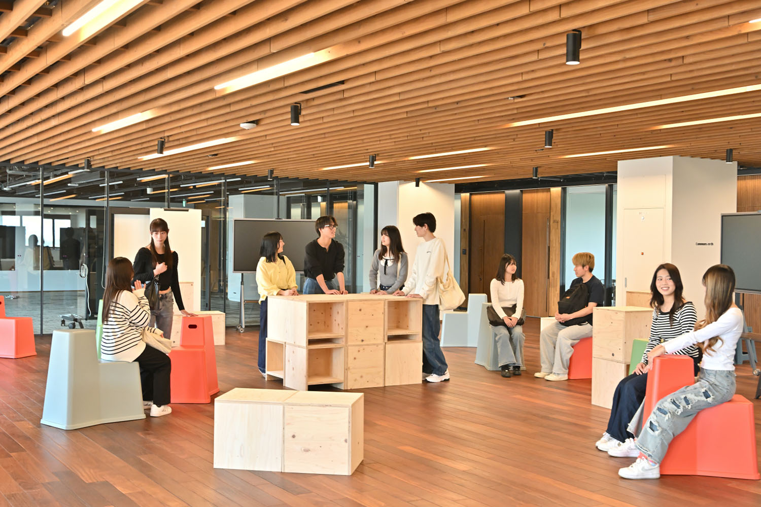 画像:京都橘大学/アカデミックテラス 社会に開かれた交流拠点として、多様な人々の出会いと共創を生み出す。