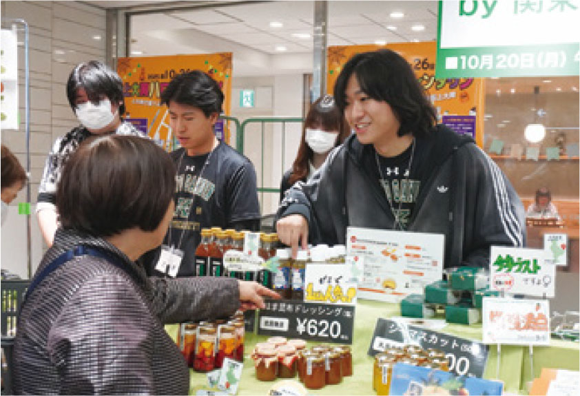 京急電鉄・京急百貨店と連携して地域の名品を発信する経営学部「K-biz マルシェ」は2016年から活動を始め、2026年で9回目の開催となった