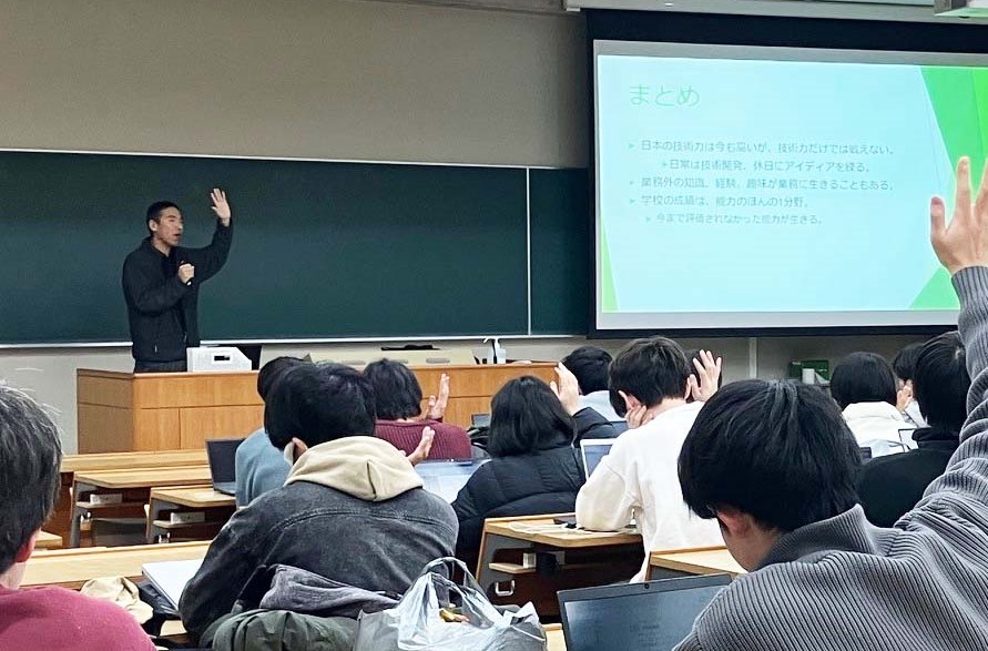 写真　プレゼンテーションを行う社会人共学者のKさん