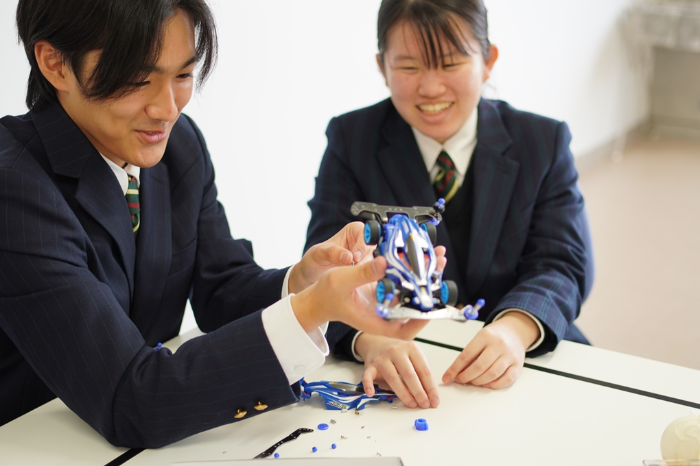 画像 科学情報コース1年次のミニ四駆プロジェクトの様子
